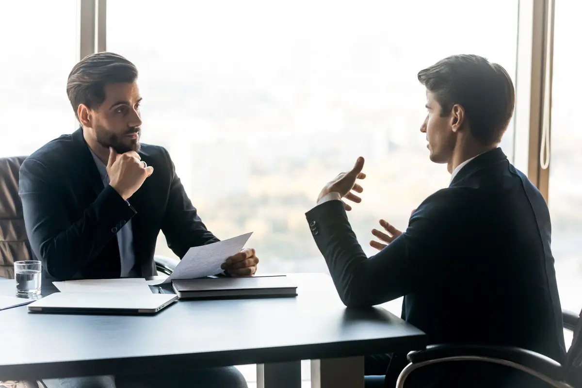Ingenieurs werken samen aan een technisch ontwerp
